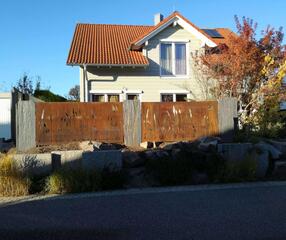 Ein attraktiver Sichtschutz steht