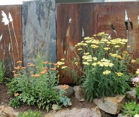 Blühender Vorgarten