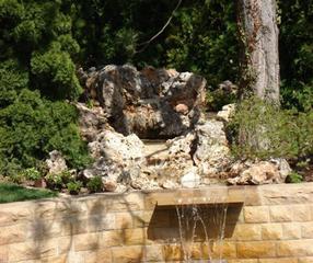 Gartenteich mit Quellstein