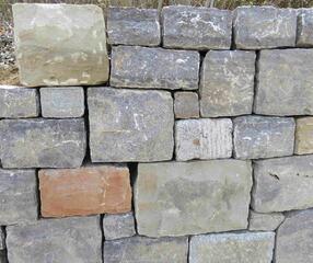 Ausschnitt Trockenmauer aus Naturstein