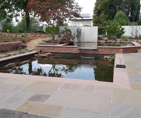 Wasserbecken mit Überlauf