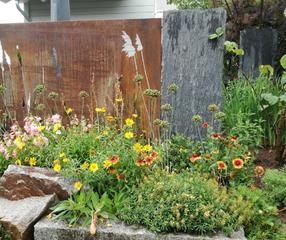 Blühender Vorgarten