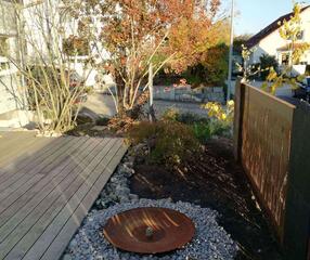 Das Quellbecken hat seinen Platz gefunden