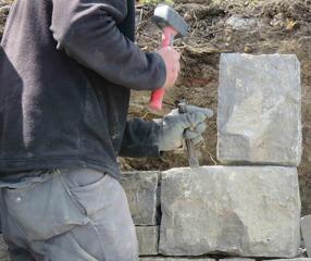 Bau einer Trockenmauer aus Naturstein