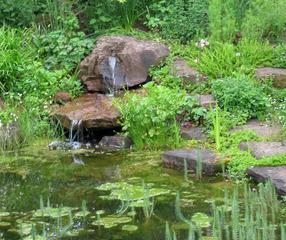 Gartenteich mit Quellstein