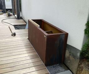 Das Hochbeet für die Küchenkräuter sitzt