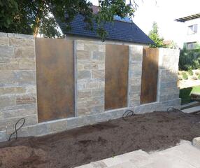 Mauerwerk aus Muschelkalk mit Cortenstahltafeln