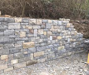 Trockenmauer aus Natursteinen im Bau