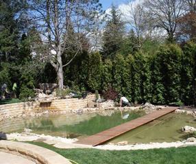 Gartenteich mit Steg