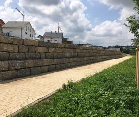 Mauer zur Hangabstützung 