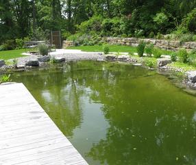 Holzterrasse am Schwimmteich